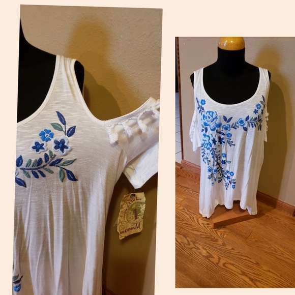🆕️NWT one world cold shoulder embroidered tshirt - Picture 2 of 5